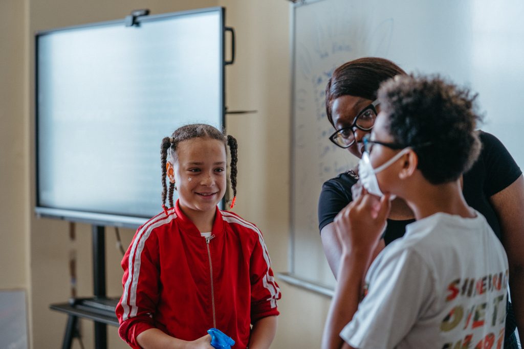 A Breakthrough Birmingham teaching fellow leading a summer classroom